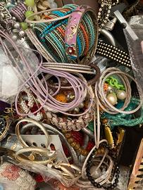 Varia bigiotteria a prezzo folle oltre 100 pezzi