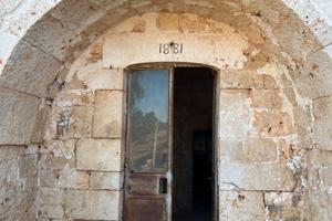Antico trullo a tre coni indipendente