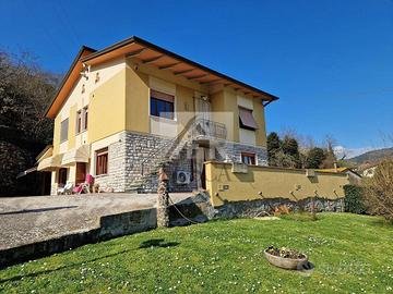 Villa di 240 m² con più di 5 locali e box auto dop