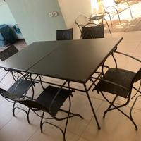 Tavolo allungabile con sei sedie