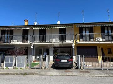 VILLA A SCHIERA CENTRALE A AGNADELLO