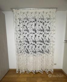 tenda bianca in tessuto leggero