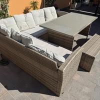 Salotto da giardino con tavolo