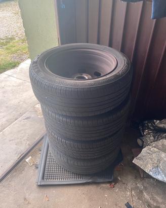 4 gomme 185/60 R15 84H con cerchi