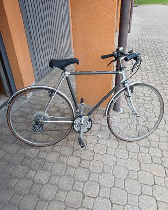 bicicletta con telaio in carbonio