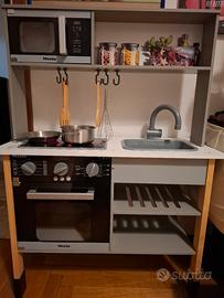 Cucina giocattolo in legno 