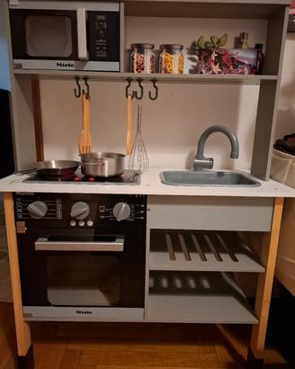 Cucina giocattolo in legno 