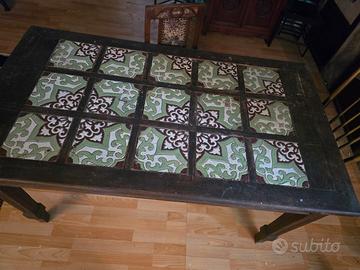 Tavolo vintage in legno massello con piastrelle 