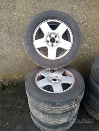 4 + 4 pneumatici con cerchi