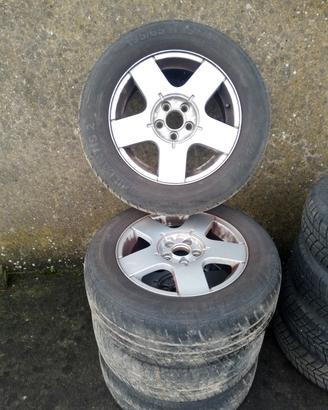 8 pneumatici con cerchi 