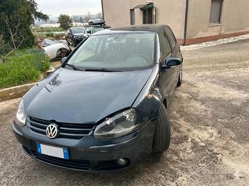 Volkswagen Golf V 2004 - affidabile e pronta allus
