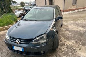 Volkswagen Golf V 2004 - affidabile e pronta allus