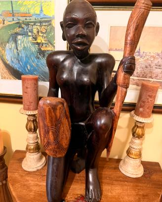 Scultura africana in legno massiccio