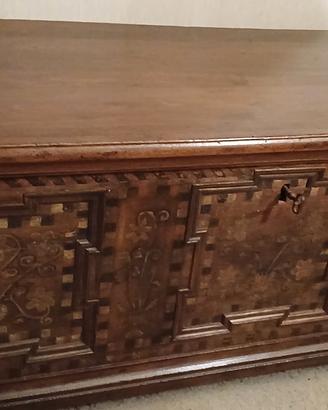 antica cassapanca in legno di noce 