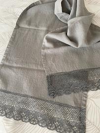 Runner di lino grigio con bordo argentato