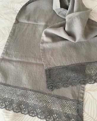 Runner di lino grigio con bordo argentato