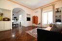luminoso-trivano-in-mini-condominio