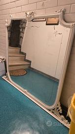 Specchio vintage shabby con cornice intagliata