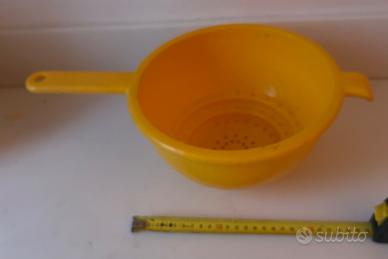 Scolapasta plastica giallo con manico