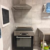 Cucina a indizione e forno elettrico con cappa