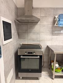 Cucina a indizione e forno elettrico con cappa