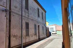 Casa su due piani con posto auto e giardino
