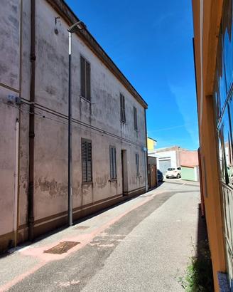 Casa su due piani con posto auto e giardino