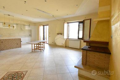 4 LOCALI A POLLENA TROCCHIA