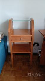 Comodino in legno con ripiano in vetro