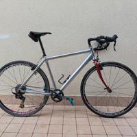 bici gravel con telaio artigianale 