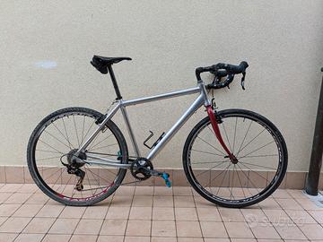 bici gravel con telaio artigianale 