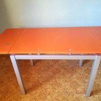 Tavolo in metallo piano vetro temperato
