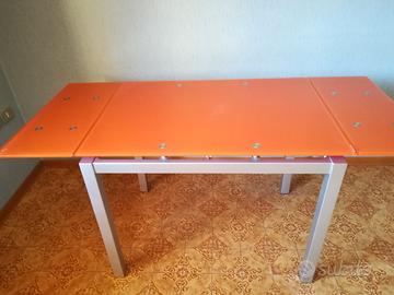 Tavolo in metallo piano vetro temperato