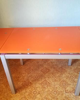 Tavolo in metallo piano vetro temperato