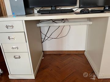 Scrivania Ikea poltroncina ikea