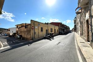 Ampia casa di corte lungo la via Umberto I