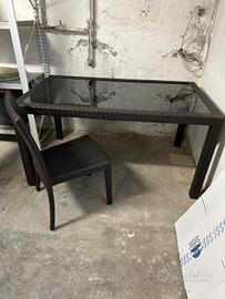 tavolo e sedi da giardino