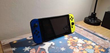 Nintendo Switch set completo + custodia + 1 gioco