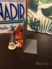 Reggi libro Nadir caffè rosso