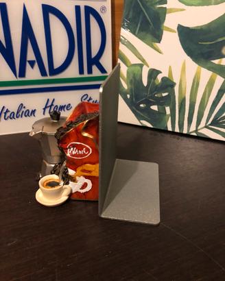 Reggi libro Nadir caffè rosso