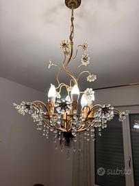 Lampadario con dettagli floreali in cristallo