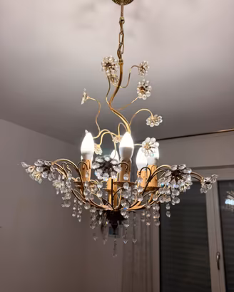Lampadario con dettagli floreali in cristallo