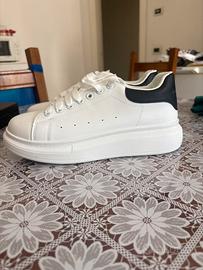 Scarpe bianche e nere nuove