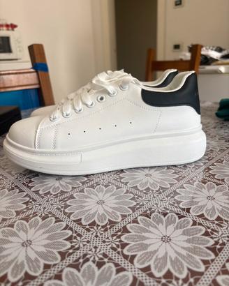 Scarpe bianche e nere nuove