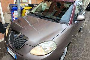 Lancia y 1300 mij allestimento versus