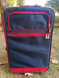 trolley blu con profilo rosso