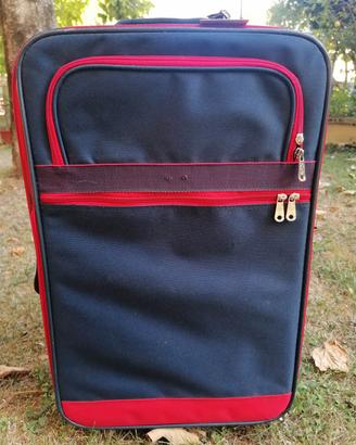 trolley blu con profilo rosso