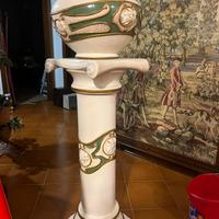 Colonna con vaso stile romano