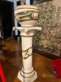 Colonna con vaso stile romano