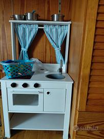 Cucina+tavolo+sedie +lavagna